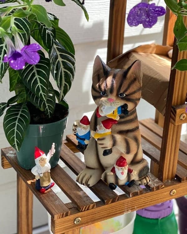 Leken kattehagegnomfigur - Beste kunstdekor for innendørs eller