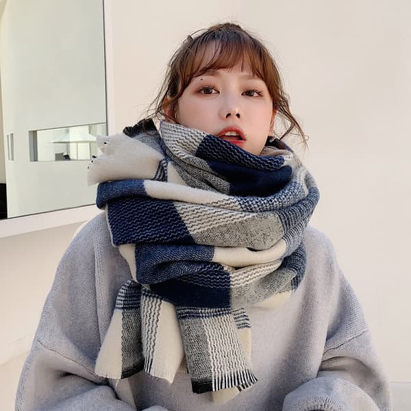 Syksyn tekokashmirhuivi ruudullisella kuviolla