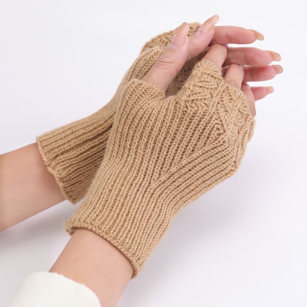 Beige stickade handskar ullhandskar