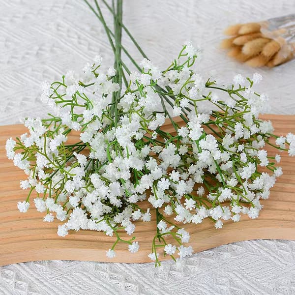 Hvitt 5-delt sett med kunstige blomster og blomster, med pigger