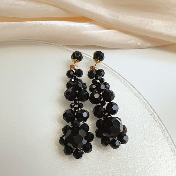 Sorte blomsterkrystaløreringe perfekte til firkantede og runde ansigter, feriechic med sofistikeret appel Black