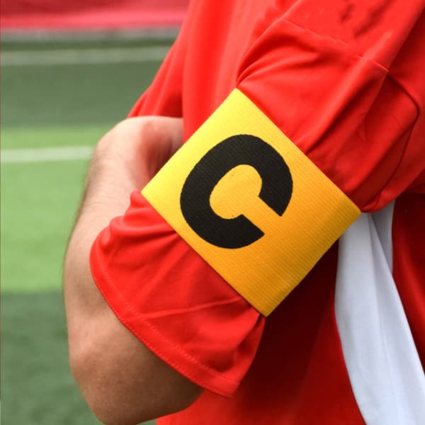 Fodboldanførerbind, justerbart C-formet design til sportstræning og holdspil, elastisk beskyttende armbind med høj elasticitet yellow