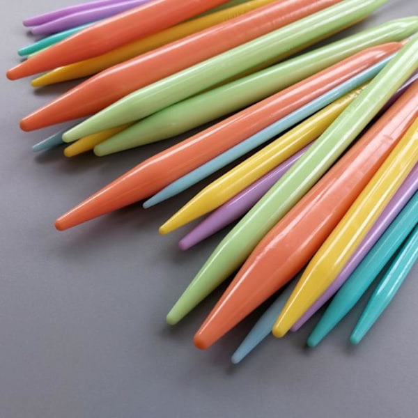 N049 - Set med 12 st. färgglada rundstickor 80 cm i plast multifärg one size