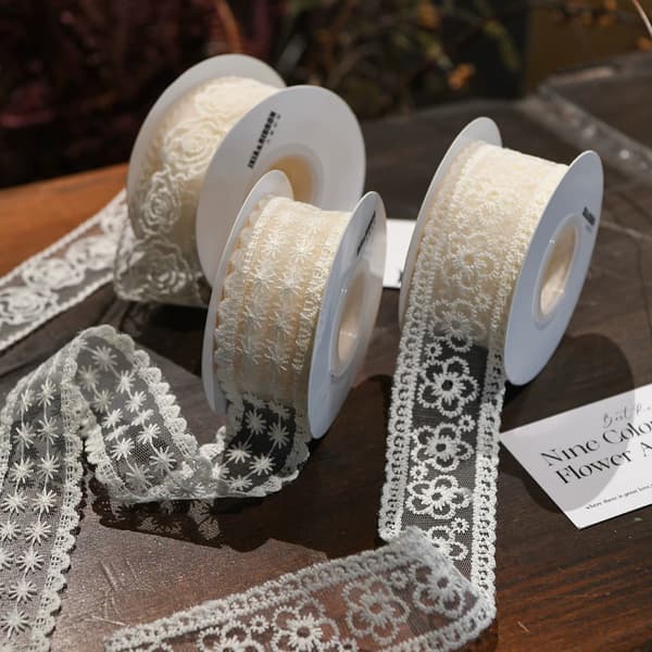 2-delat set med broderade körsbärsblomsband, 3 cm, 5 yards [Off-White] — Spets för att dekorera bukettpresentaskar E