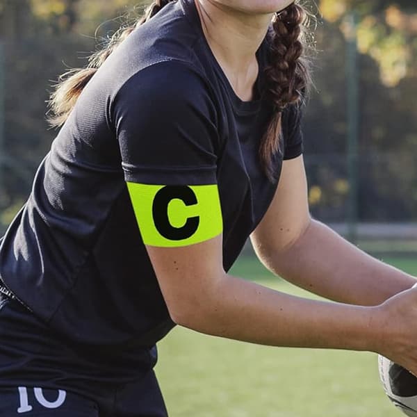Fodboldanførerbind, justerbart C-formet design til sportstræning og holdspil, elastisk beskyttende armbind med høj elasticitet green