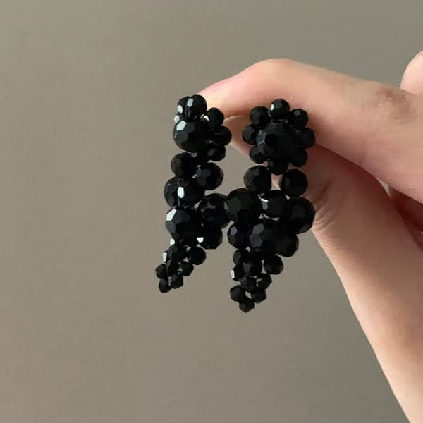 Sorte blomsterkrystaløreringe perfekte til firkantede og runde ansigter, feriechic med sofistikeret appel Black
