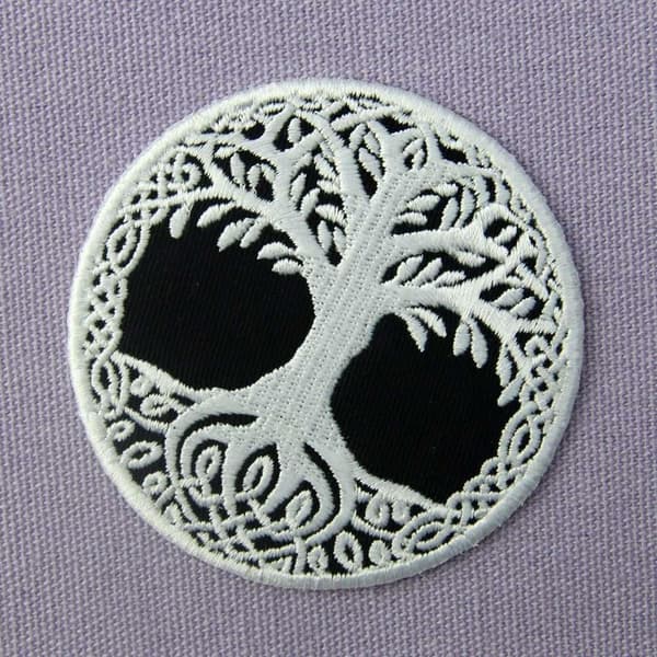 Broderad patch i form av Yggdrasil, livets träd