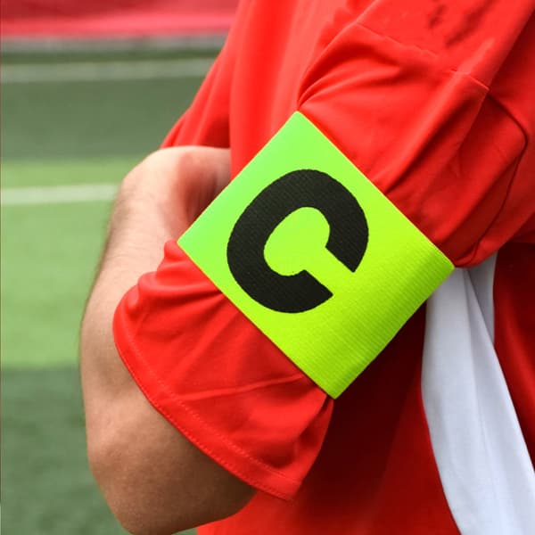 Fodboldanførerbind, justerbart C-formet design til sportstræning og holdspil, elastisk beskyttende armbind med høj elasticitet green