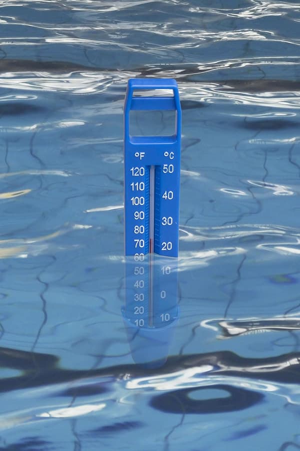 Nedsænkbar pooltermometer, viser vandtemperatur op til 50°C, ideel til pools og spabade, med snor for nem håndtering