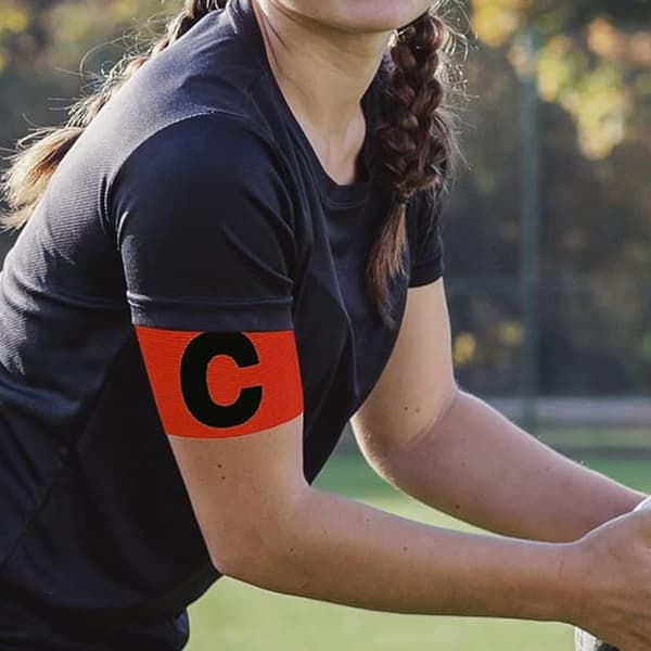 Fodboldanførerbind, justerbart C-formet design til sportstræning og holdspil, elastisk beskyttende armbind med høj elasticitet red