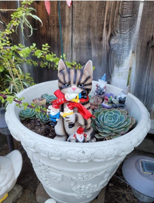 Leken kattehagegnomfigur - Beste kunstdekor for innendørs eller