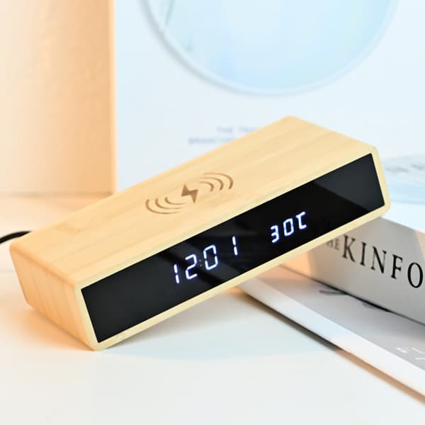 Digital Väckarklocka, Trädesign, Snabb Trådlös Laddare, USB-Laddningsportar, Dimbar Display, Stor Sifferdisplay för Sovrum, Naturlig Bambu