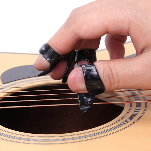32 stycken tum- och fingerplock, medelstora, platta, vinklade, celluloidgitarrplock