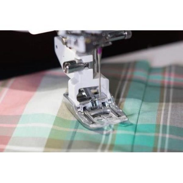 Symaskin - JANOME - Memory Craft 6700P - 1200 stygn/min - Metallram - Förenklad trådning Vit