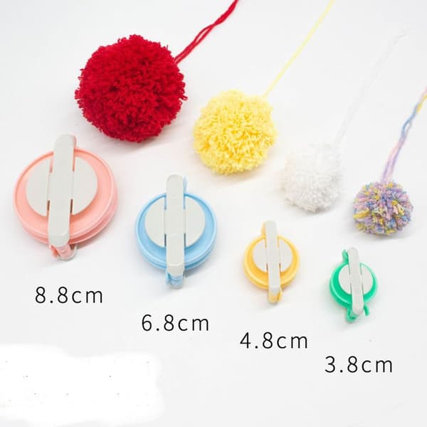 Tuotantopuvut, neulekoneet, pompom pompom