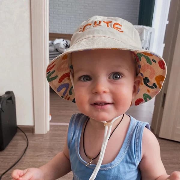 Babyhat - Vendbar sommerhat - Sommerhat med broderede bogstaver - Størrelse 48