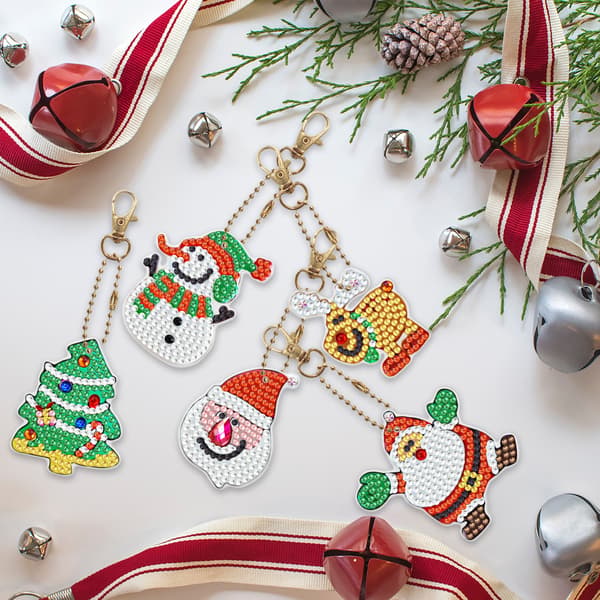 #Pakke med 5 diamantmalede nøgleringe til jul#