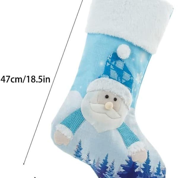 Hängande julstrumpor, blå broderade julstrumpor, belysning, presenter