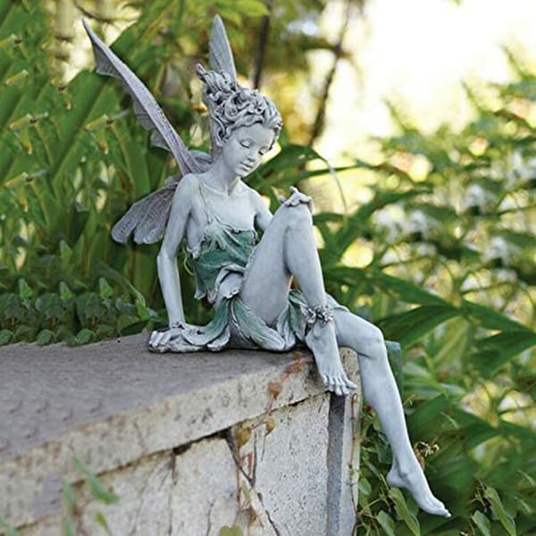 1 stk frittstående sittende fe-statue blomst