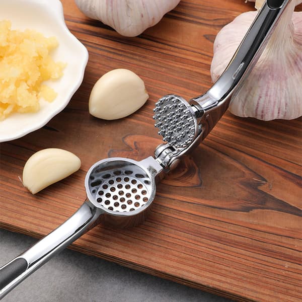 Zinc Alloy Garlic Press With Ergonomic Handle For Kitchen