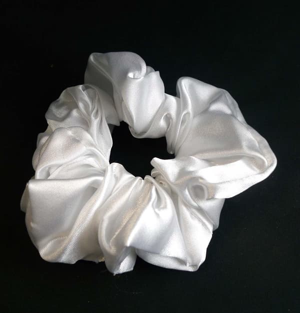 Valkoinen polyesterinen scrunchie