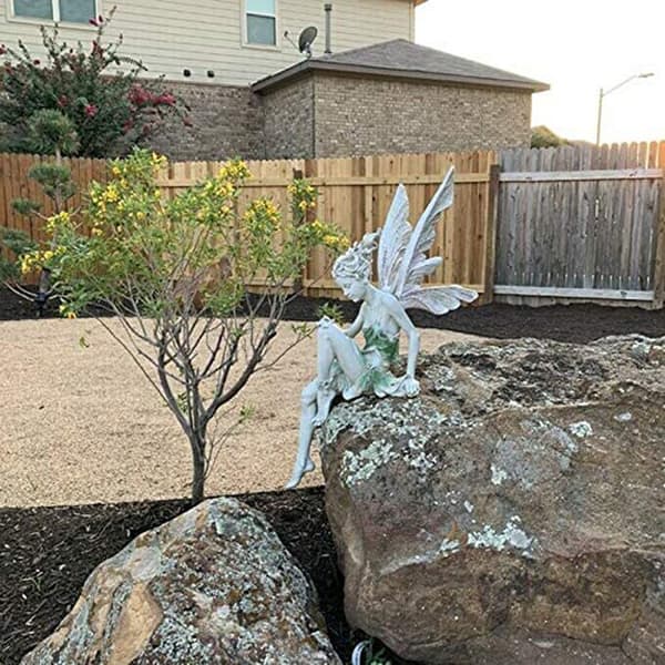 1 stk frittstående sittende fe-statue blomst