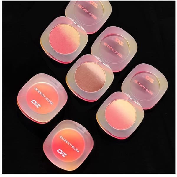 Rikt pigmentert, lett pudderrouge og highlighter