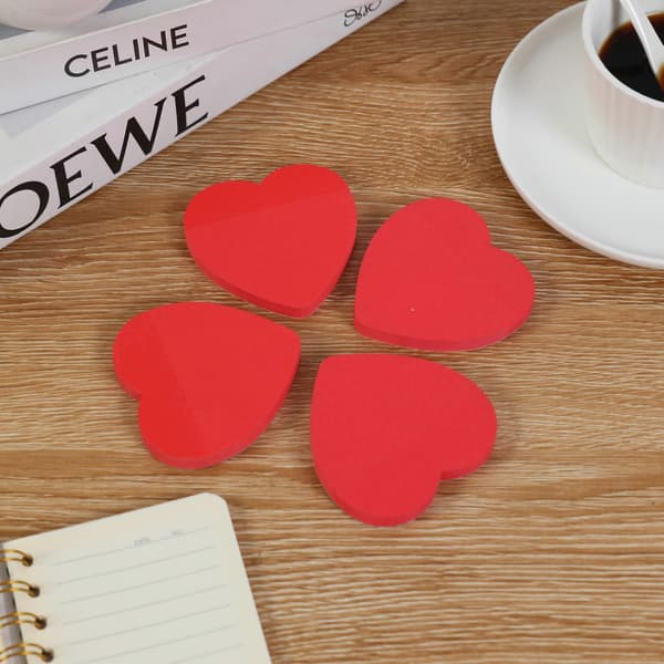 Æske med 4 røde hjerteformede sticky notes | Perfekt til jubilæer, fødselsdage, Valentinsdag | 100 pr. blok - 76x76 mm (3\" x 3\")