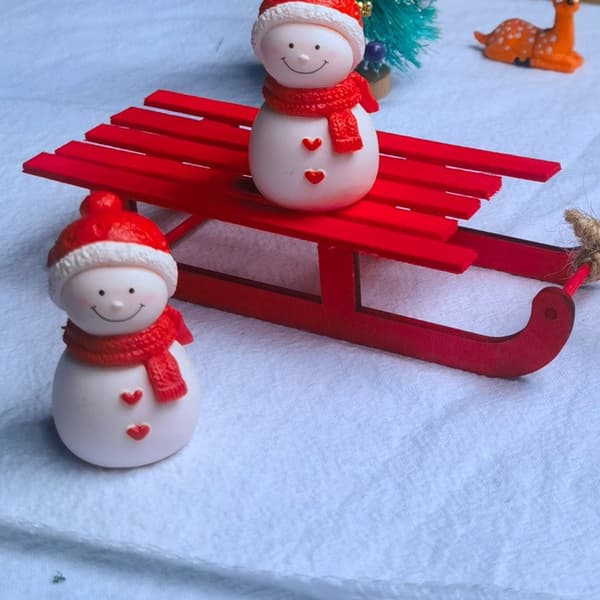 Rød fortryllet træjulemandsslæde - 12 cm x 5 cm x 2,7 cm (1 stk.) - Lysdesign til midtpunkt