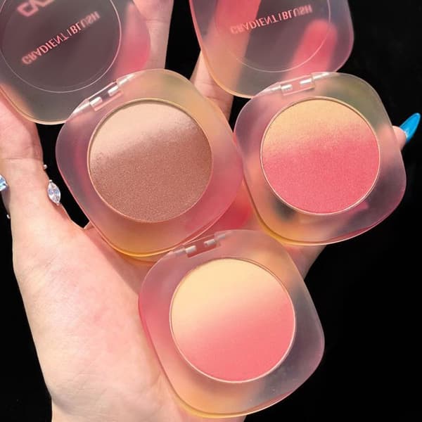 Rigt pigmenteret, let pudderrouge og highlighter