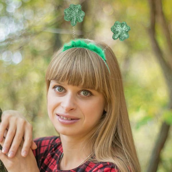 Grønt skum pandebånd med kløver til St. Patricks Day med perlehalskæde