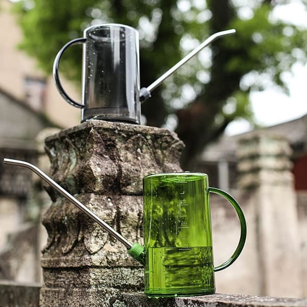 Sort vandkande, 1 liters vandkande med lang tud, til marmorgrå
