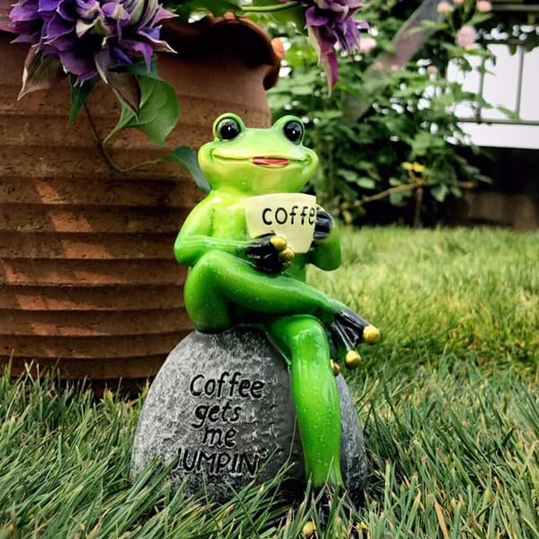 Frøstatue til haven, drikkende kaffe grøn frøfigur til