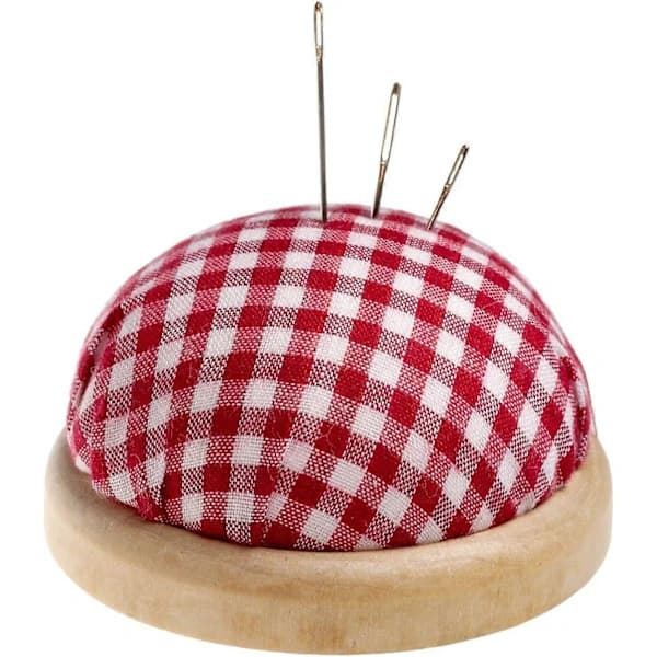 Rund nålepude med lys trækant, farve: rød og hvid (ternet).