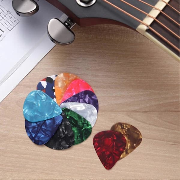30 st Gitarrplektrum 0,5 mm 0,75 mm 1,0 mm Tunna Varierade Färgglada Kärlekshjärta Celluloidplektrum för Bas Elgitarr Akustisk Gitarr Ukulele KAESI