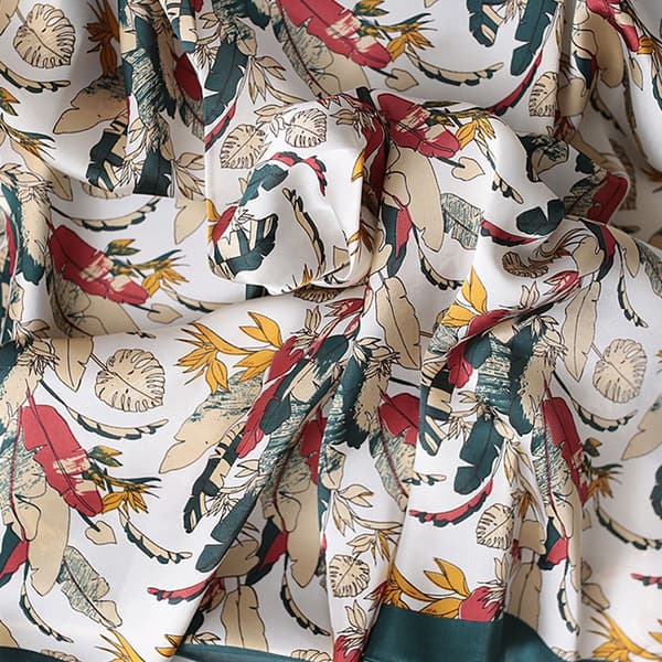 Silkelignende skjerf. Dame medium firkantet satengskjerf KLB