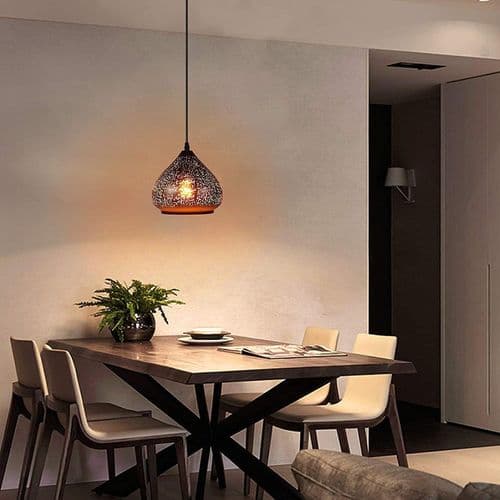 Pendellampe med perforeret design i sort og guldmetal