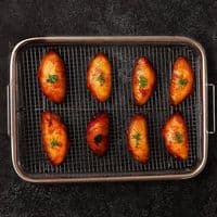 1 ovnsform, 1 grillkurv i rustfritt stål, 1 non-stick rist, 1 brett, 1 metallrist