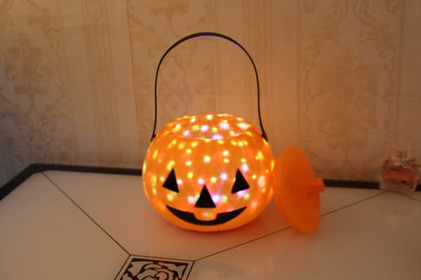 Halloween gresskarbøttelykt for barn, fargerike lys, magisk latter
