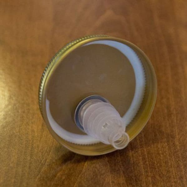 Free-flowing mason jar pourer black