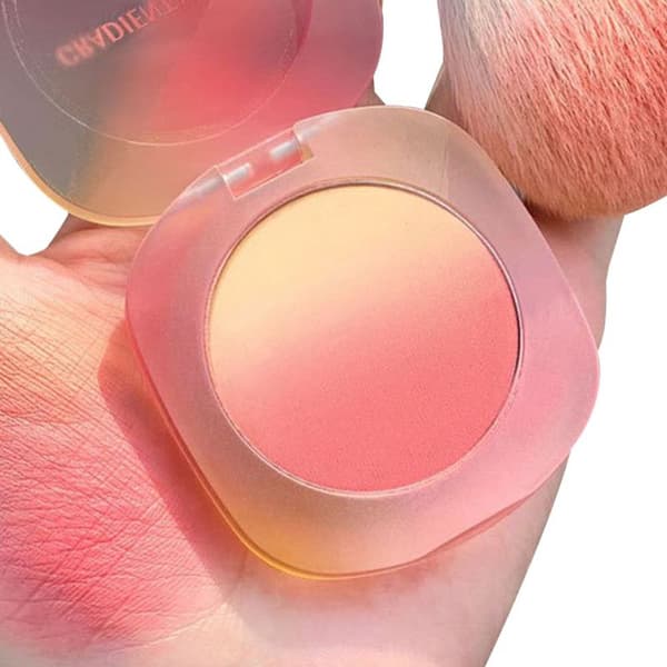 Rikt pigmentert, lett pudderrouge og highlighter