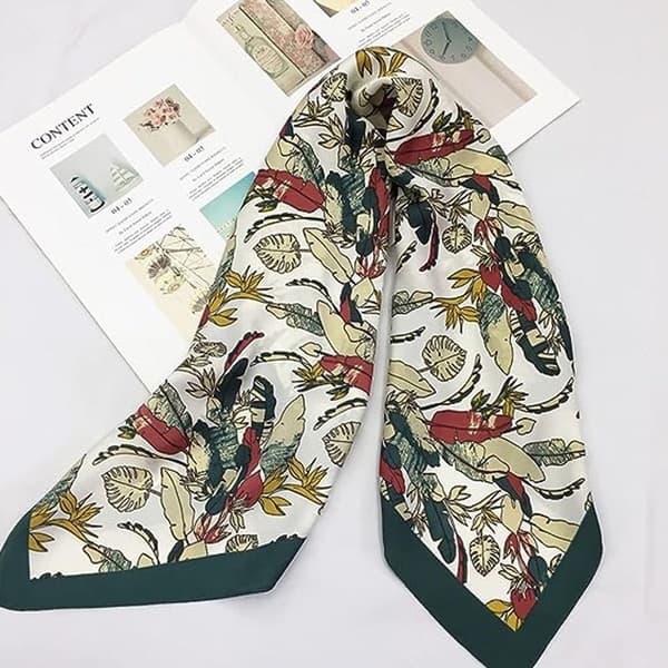 Silkelignende skjerf. Dame medium firkantet satengskjerf KLB