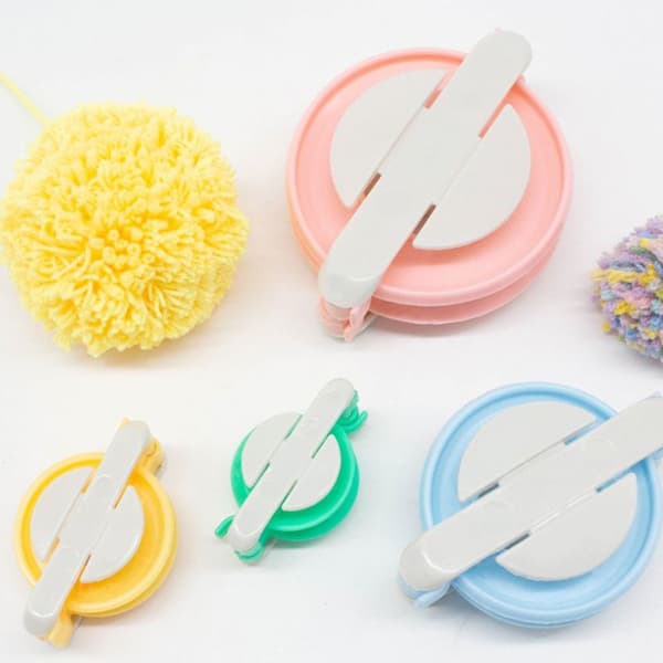 Tuotantopuvut, neulekoneet, pompom pompom