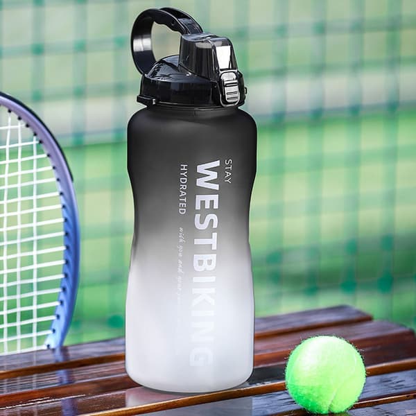 Water bottle 2l, water bottle moves with straw and time