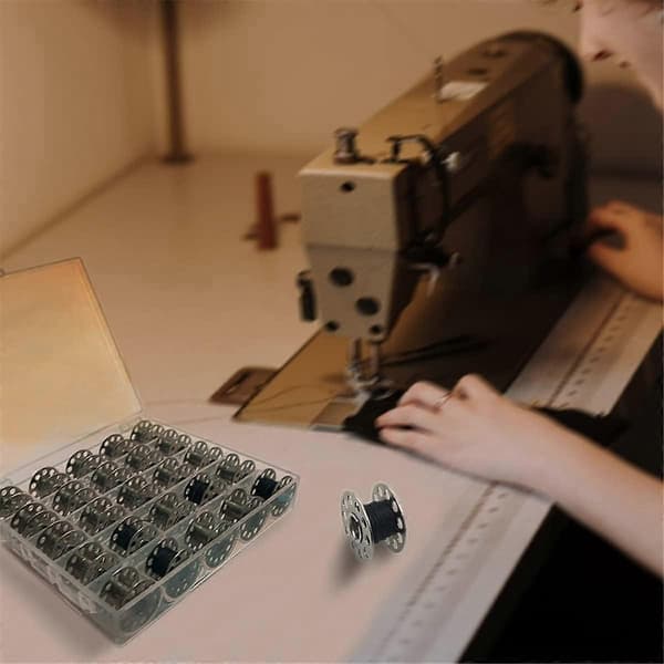 36 kpl metallipuolaa ompelukoneeseen säilytyslaatikolla