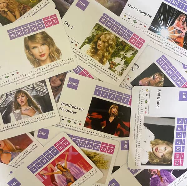 2025 Taylor Swift grænseoverskridende pianokalender skrivebordskalender miniature klaver noder ornamenter (sort)