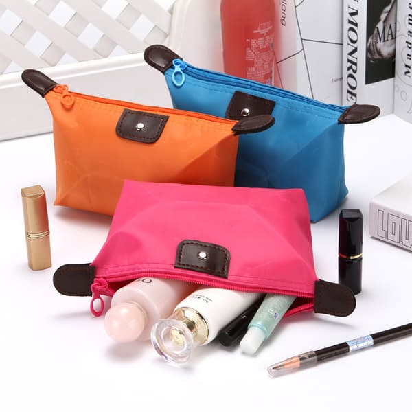 En lille sort makeuptaske, toilettaske, toilettaske
