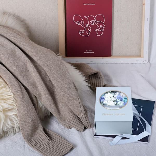 Blombukett med doftande röd förpackningslåda för Alla hjärtans dag i en låda, blå