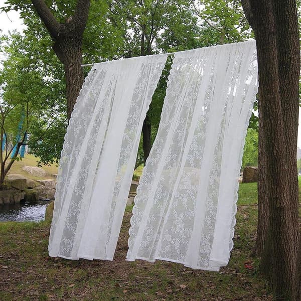Vit spetsgardin med blommigt broderi, voilegardin med stångfickor, 1 st