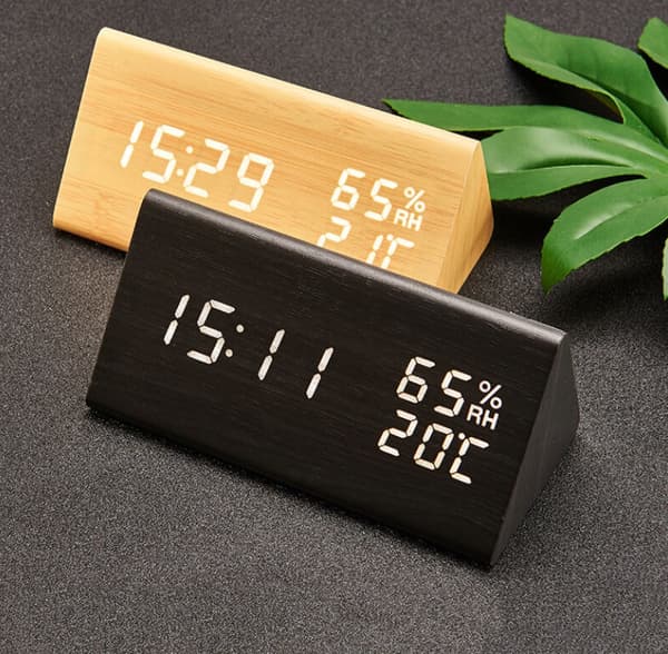 Triangulär väckarklocka i trä, kreativ ljudkontroll, LED-temperatur och luftfuktighet, digital elektronisk klocka i trä, vit, vitt ljus (Trä br